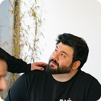 Programmierer bei PIE Marketing Agentur im schwarzen PIE Marketing Agentur Pullover
