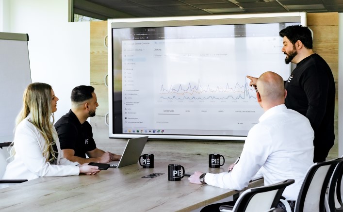 Team der Suchmaschinenoptimierung Agentur analysiert SEO-Daten am Bildschirm, für eine professionelle SEO Beratung.