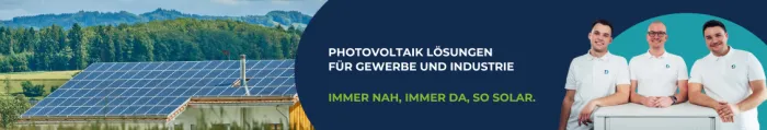 Banner mit Photovoltaikanlage und drei Teammitgliedern, Branding & Marketing für Solarlösungen.
